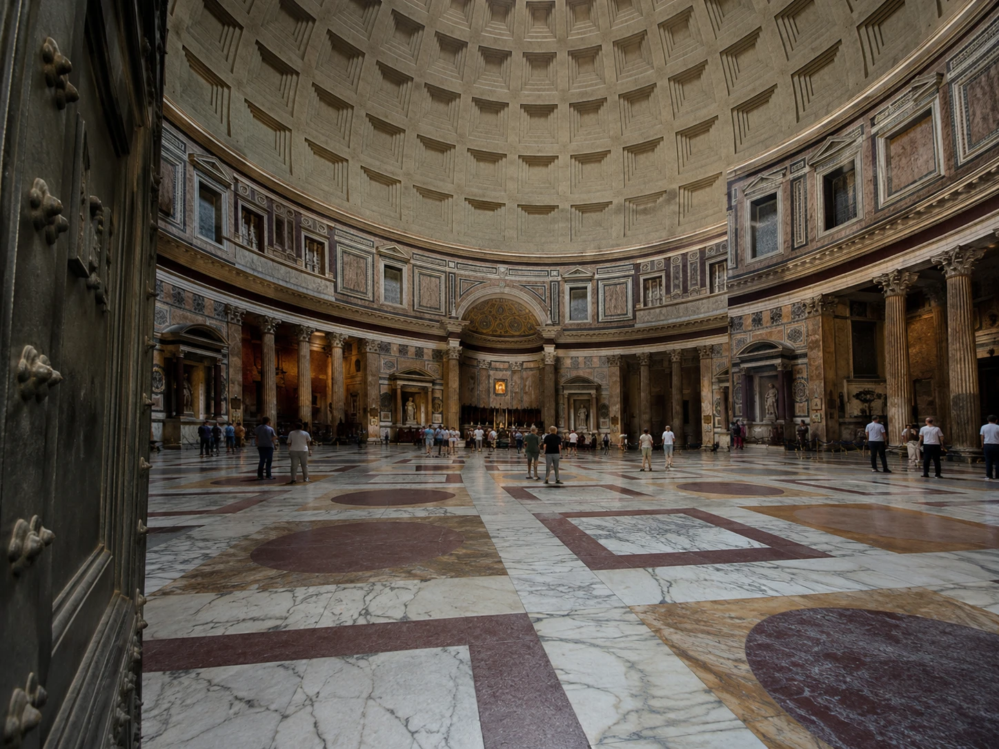 Vista esterna del Pantheon di Roma e del suo portico monumentale